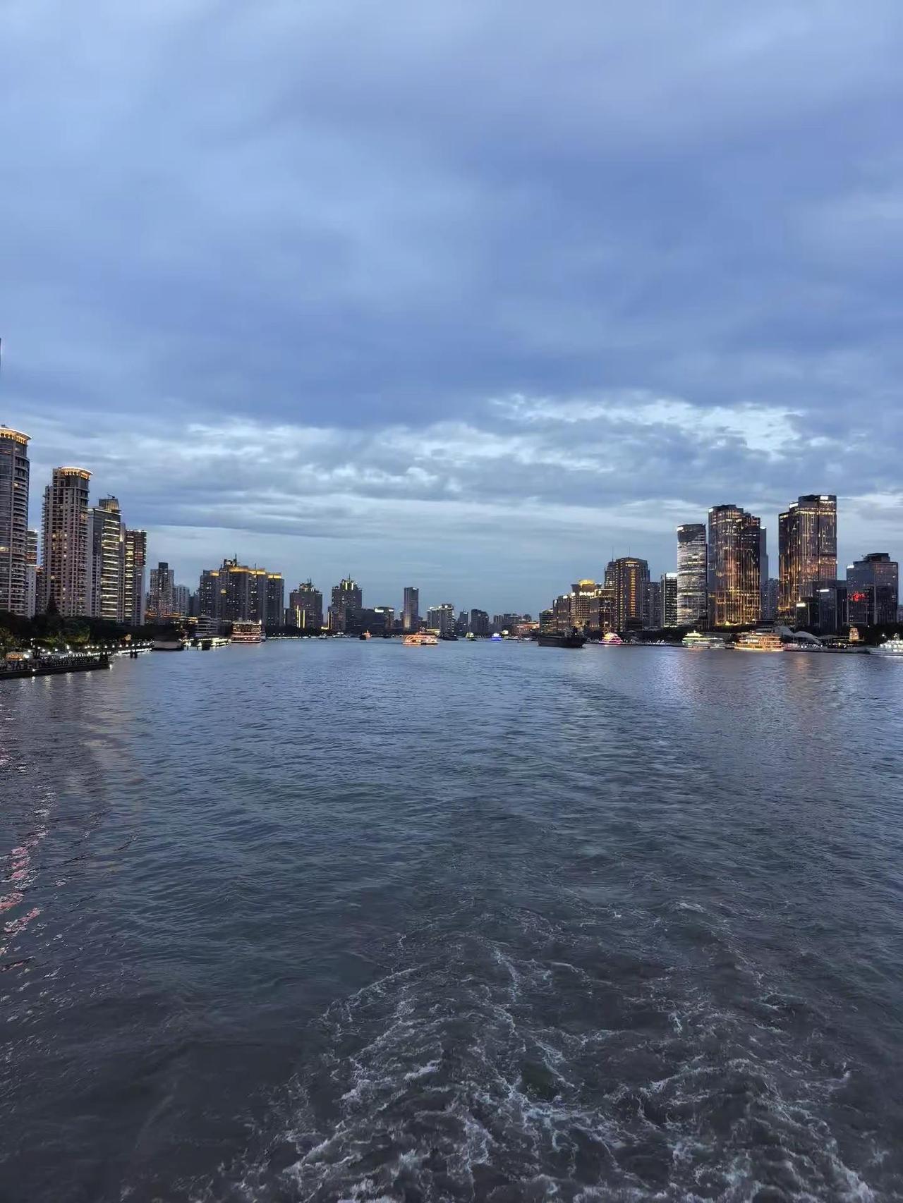 黄浦江的夜景，真的很美！上海 黄浦江