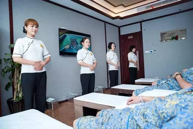 贵州，女子家楼下新开了一家足浴店，她充了 2000 元送 700，可第三天她去泡