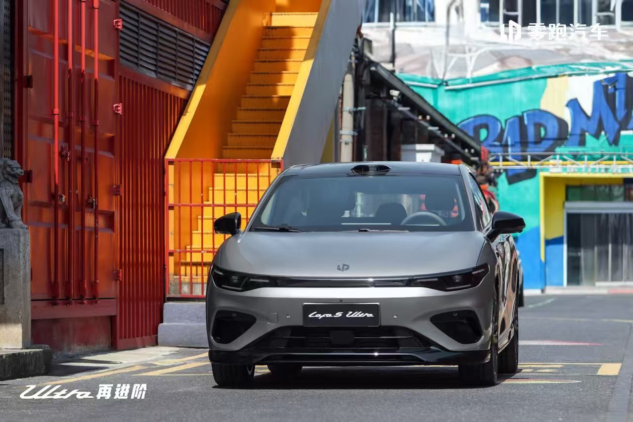 零跑Lafa5Ultra 颜值、质感全面进阶低趴姿态尽显性能气场极简设计处处彰显