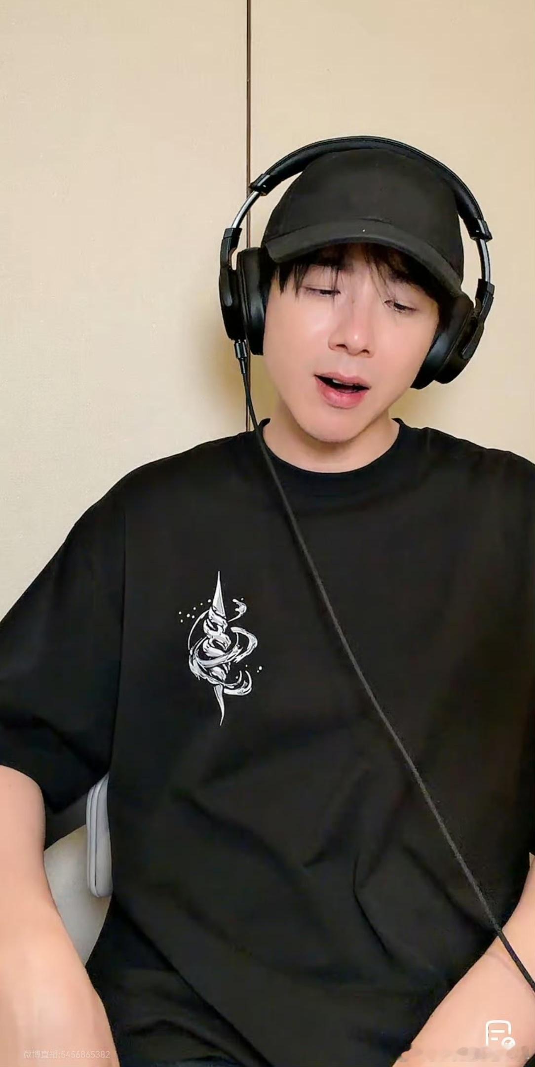 刘宇宁直播唱她摩登兄弟[超话]哇哦。大事很妙。刘宇宁直播的时候即兴哼唱了《她》。