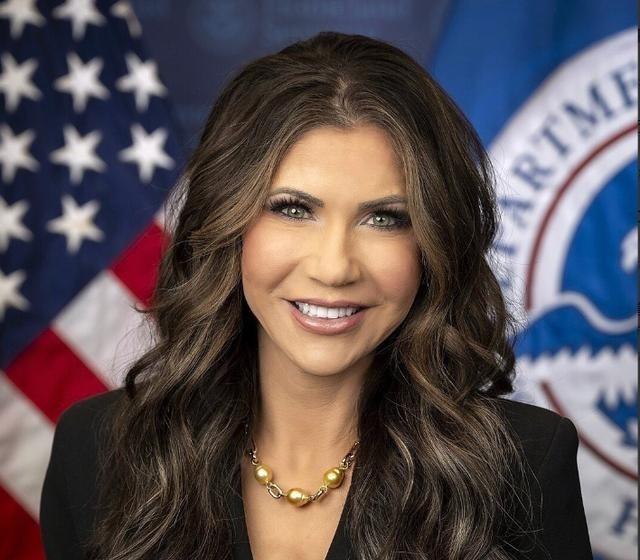 刚被特朗普炒掉国土安全部部长职位的克里斯蒂·诺姆，3月6日直接发文表态了。她明确