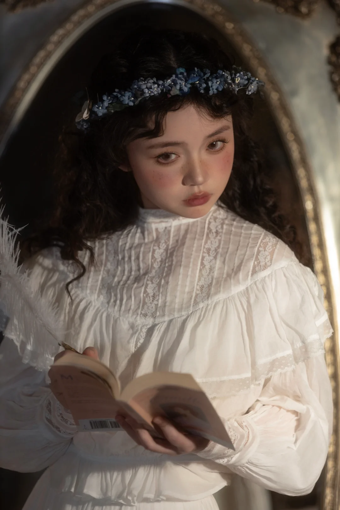 镜子前的小女孩