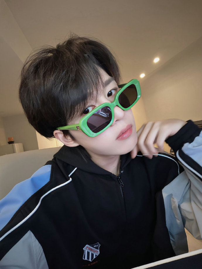 卓沅 💜 卓沅的沅气日常 夜空闪烁星，云朵藏细雨，善变人世中，幸得有你在