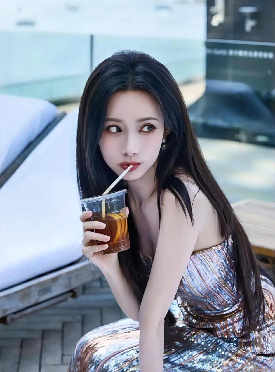 孟子义一撩头发，全网都闭嘴了。
什么演技争议，什么电音唱功，在她那头浓密到发缝都