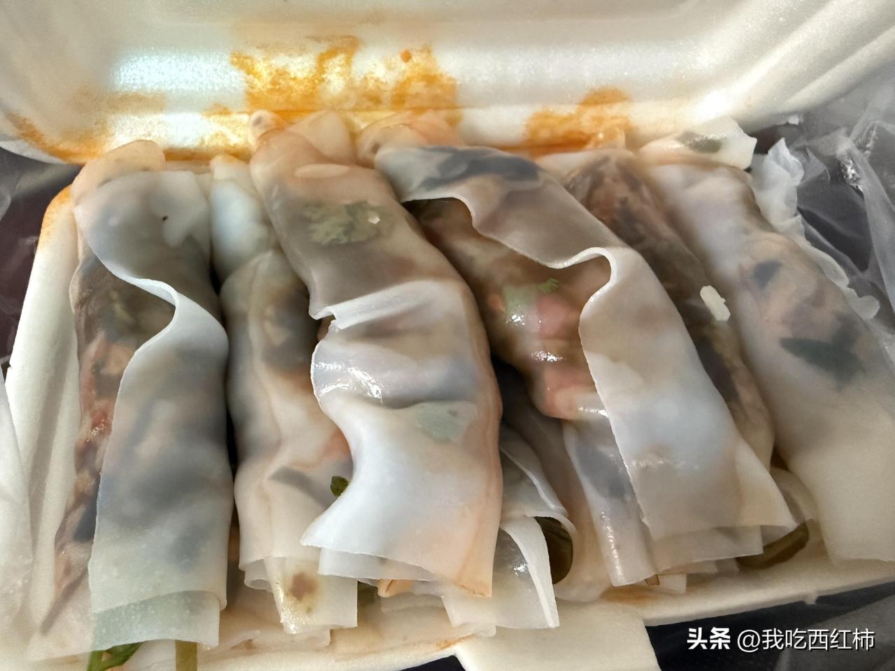 一口气吃10几个，肚子疼到现在
这个东西叫裹卷，安顺地道小吃，想着快回去牛马了，