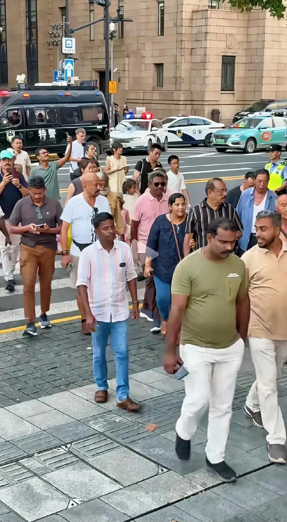 印度高种性富人旅游团来华参观！
印度有钱人在上海怎么都不敢消费，都是纯玩？没看到