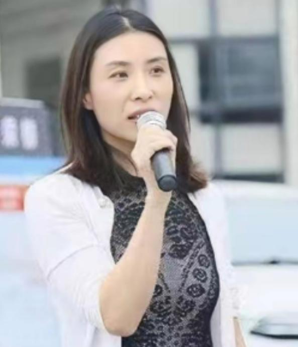 申通快递创始人聂腾飞在去宁波谈业务的路上出了车祸，人当场就没了，14 年后，妻子