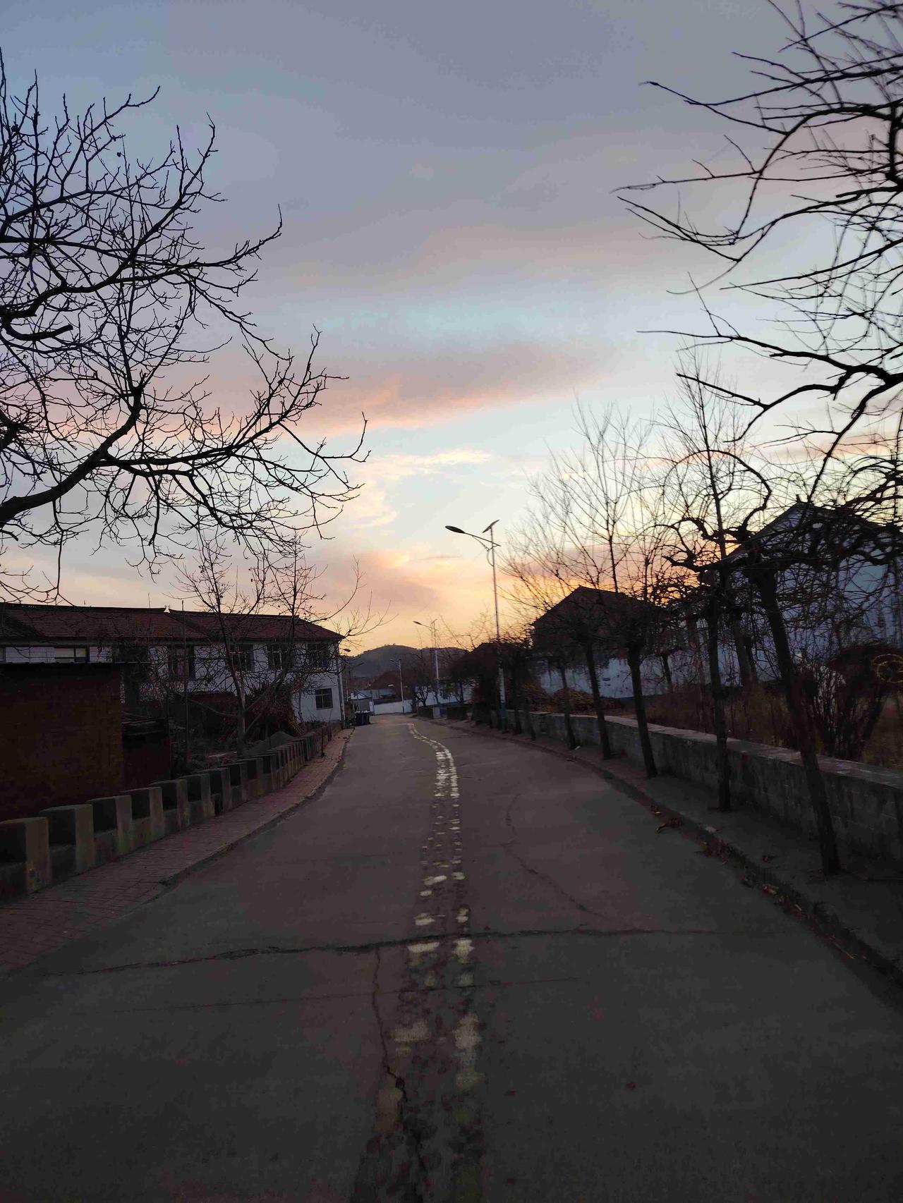 带定位晒今日生活 今天这微风，吹得人心里痒痒的。我这儿的微风就像温柔的小手，轻轻