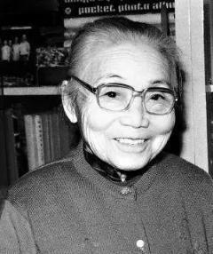 1925年，苏州豪门潘祖年病重。临终前，他支开旁人，只留下20岁的孙媳妇，厚着脸