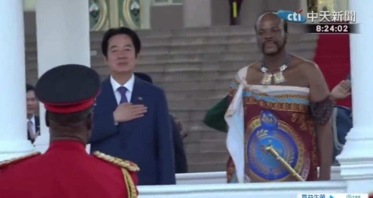 赖清德窜访了史瓦迪尼，负责接待的居然穿着像兽皮一样的短裙，手持传统短剑，这是一个