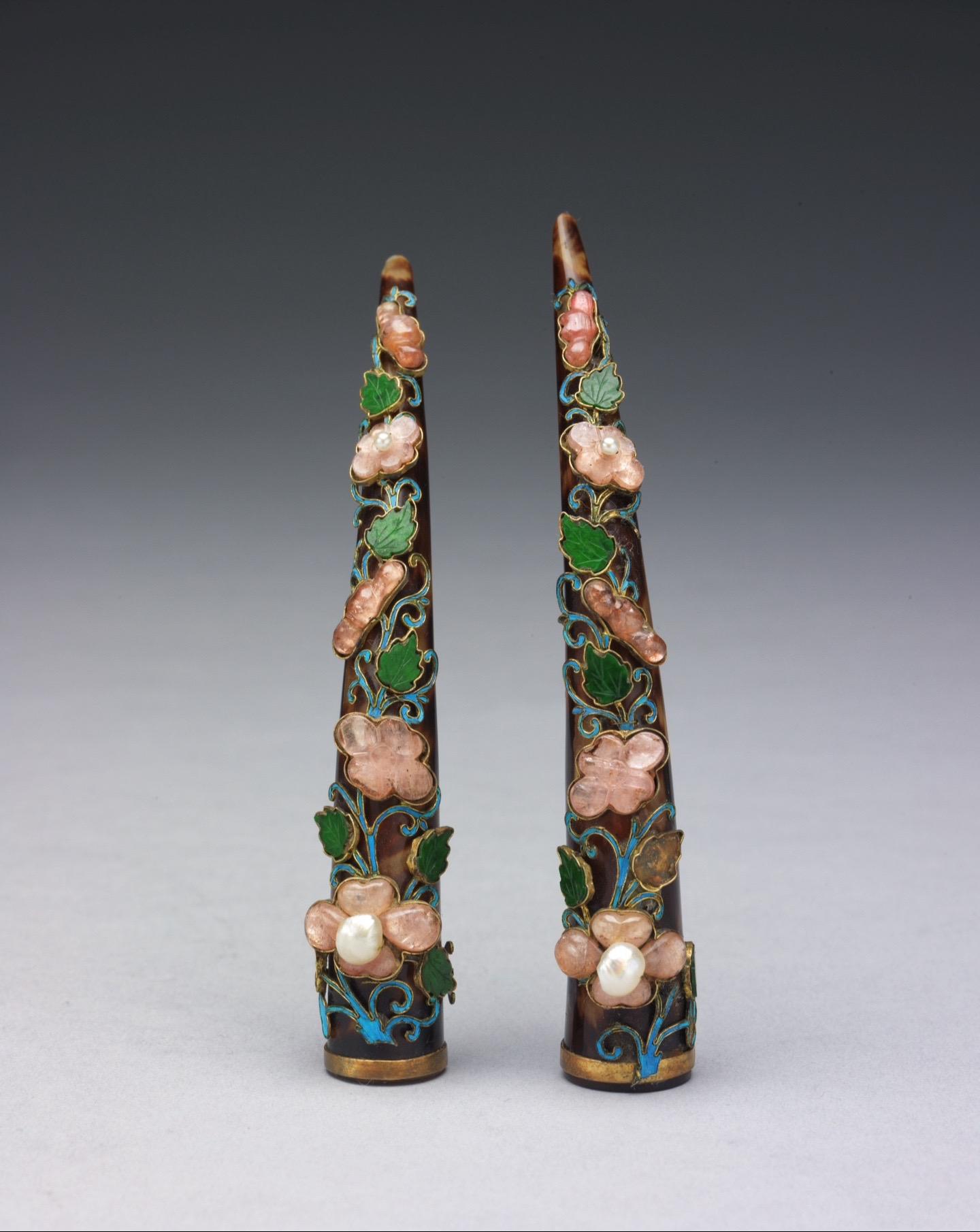 清代· 玳瑁嵌珠宝花卉护甲。纤纤软玉削春葱，长在香罗翠袖中——唐·赵鸾...