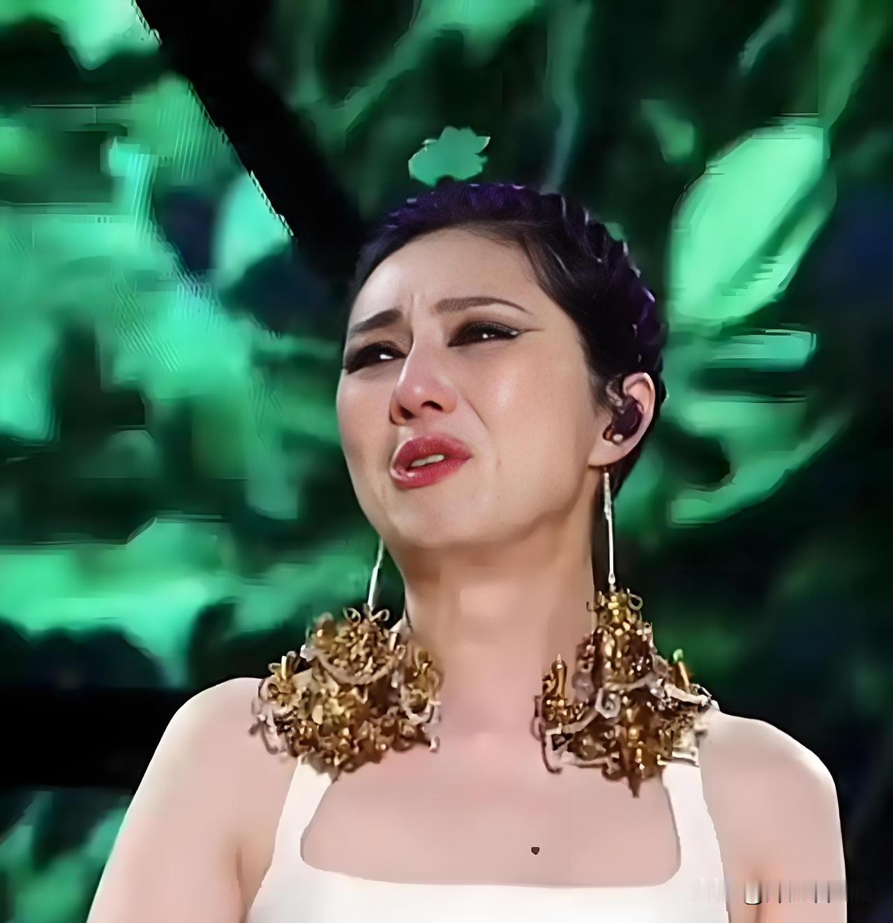 杨千嬅 哭成“猪头”🐷
都知道杨千嬅爱哭，泪点低
这次哭，跟以往不同，不是因为