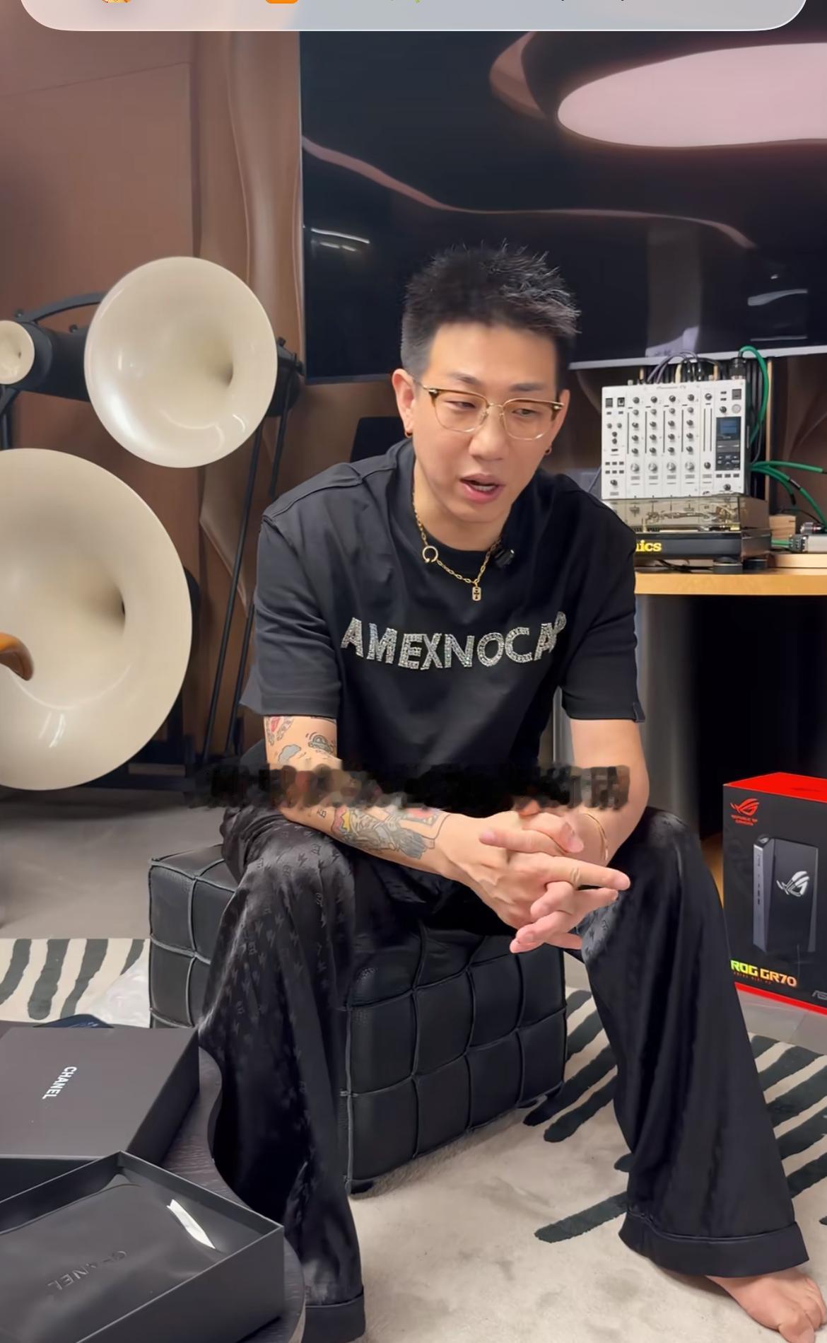 网红“老白不喝酒”太豪横，粉丝即将到达600万，特地为男粉女粉准备“豪横”礼物，