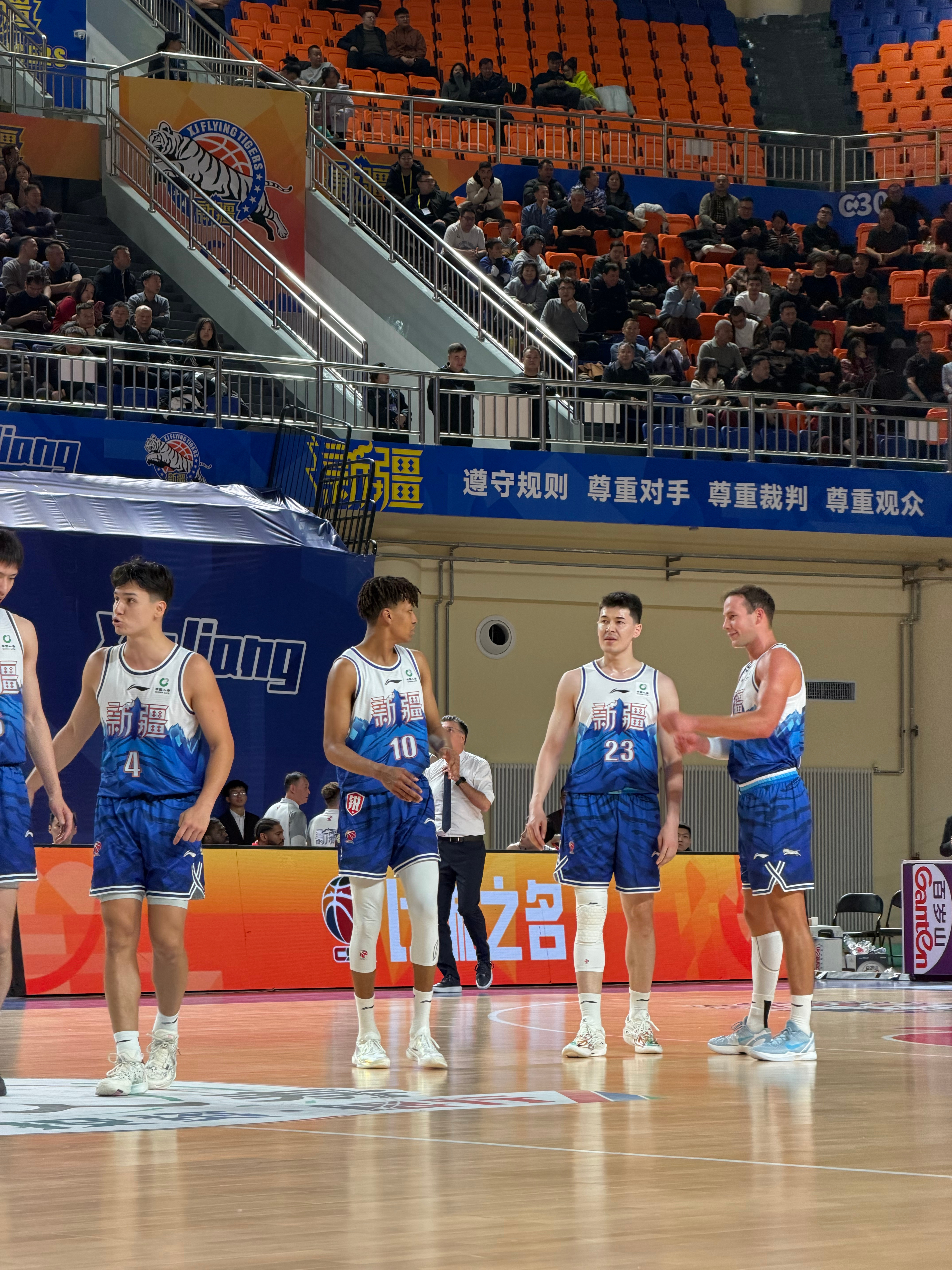 分享几张live图📷深圳男篮vs新疆男篮新疆男篮阿才说球新疆广汇男篮