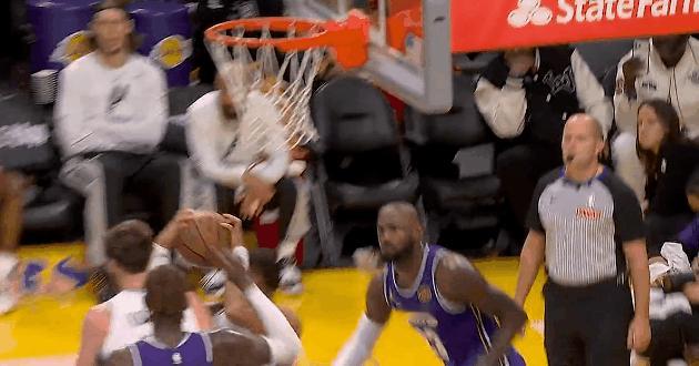 厉害！下半场轮到约翰逊发威了！
在今天NBA季中锦标赛湖人对阵马刺的第三节比赛中