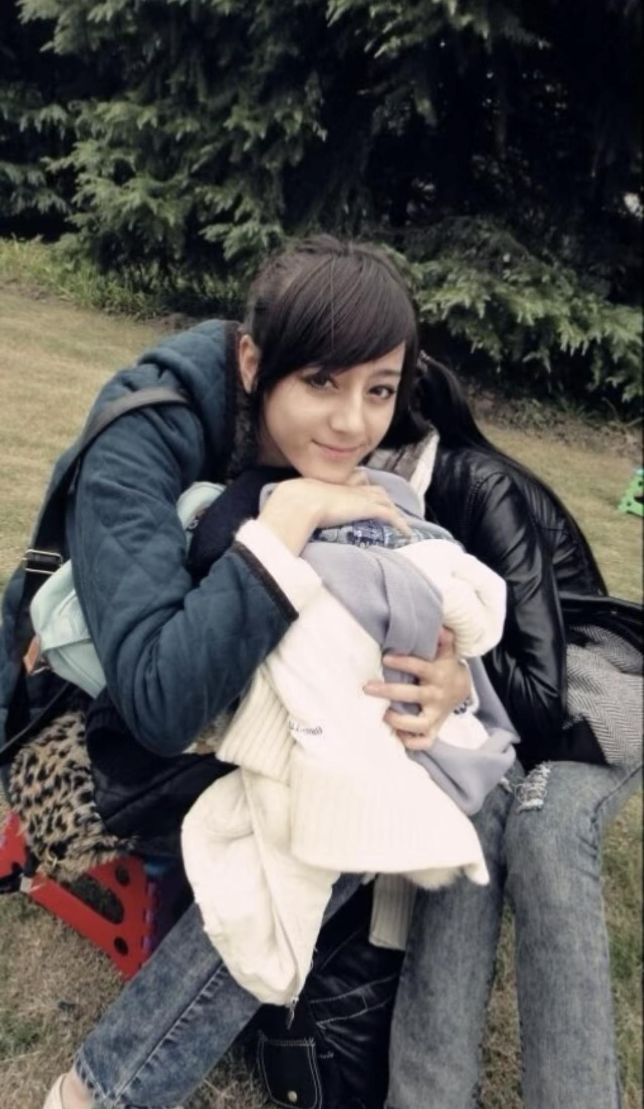 迪丽热巴上大学时期的照片，有着新疆美少女的样子。

迪丽热巴这大大的眼睛，高高的