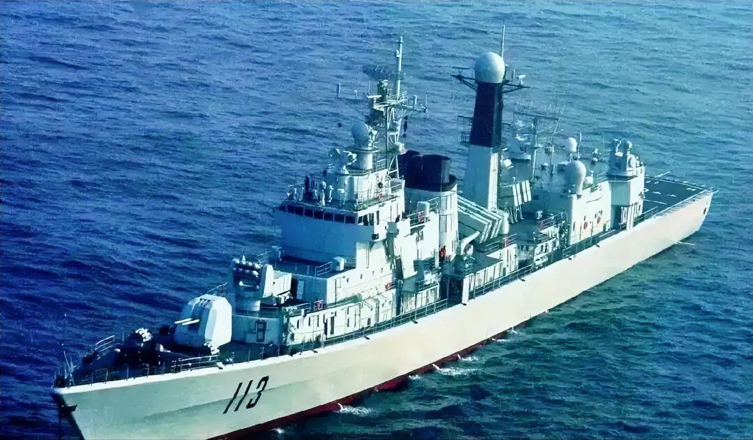这是中国052型导弹驱逐舰的二号舰“青岛舰”，舷号113，作为中国自行研制的第二