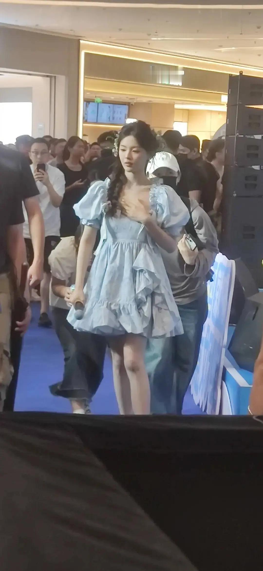 杨超越这好像影楼拍艺术照的 ​​​