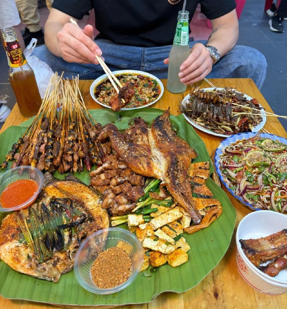 坏人是喂不熟的，不要在人性上下赌注，否则会输得一塌糊涂！
明知道他年轻时是小摸小