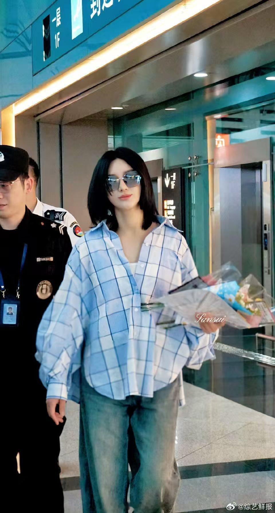 尚雯婕化妆技术看呆李佳琦合伙人车内化妆天花板！尚雯婕在颠簸大巴上丝滑画眼线，稳定