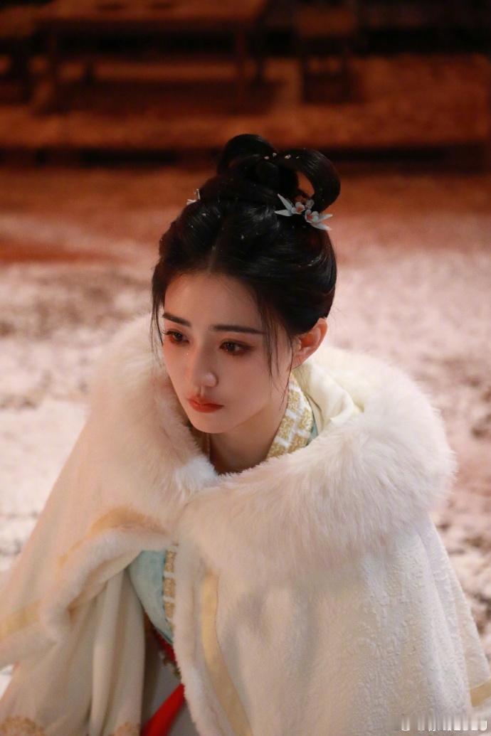 徐璐白莞的片场回忆 《⻓安⼆⼗四计》徐璐白莞的片场回忆🈶  雪地的剧照真的是拍