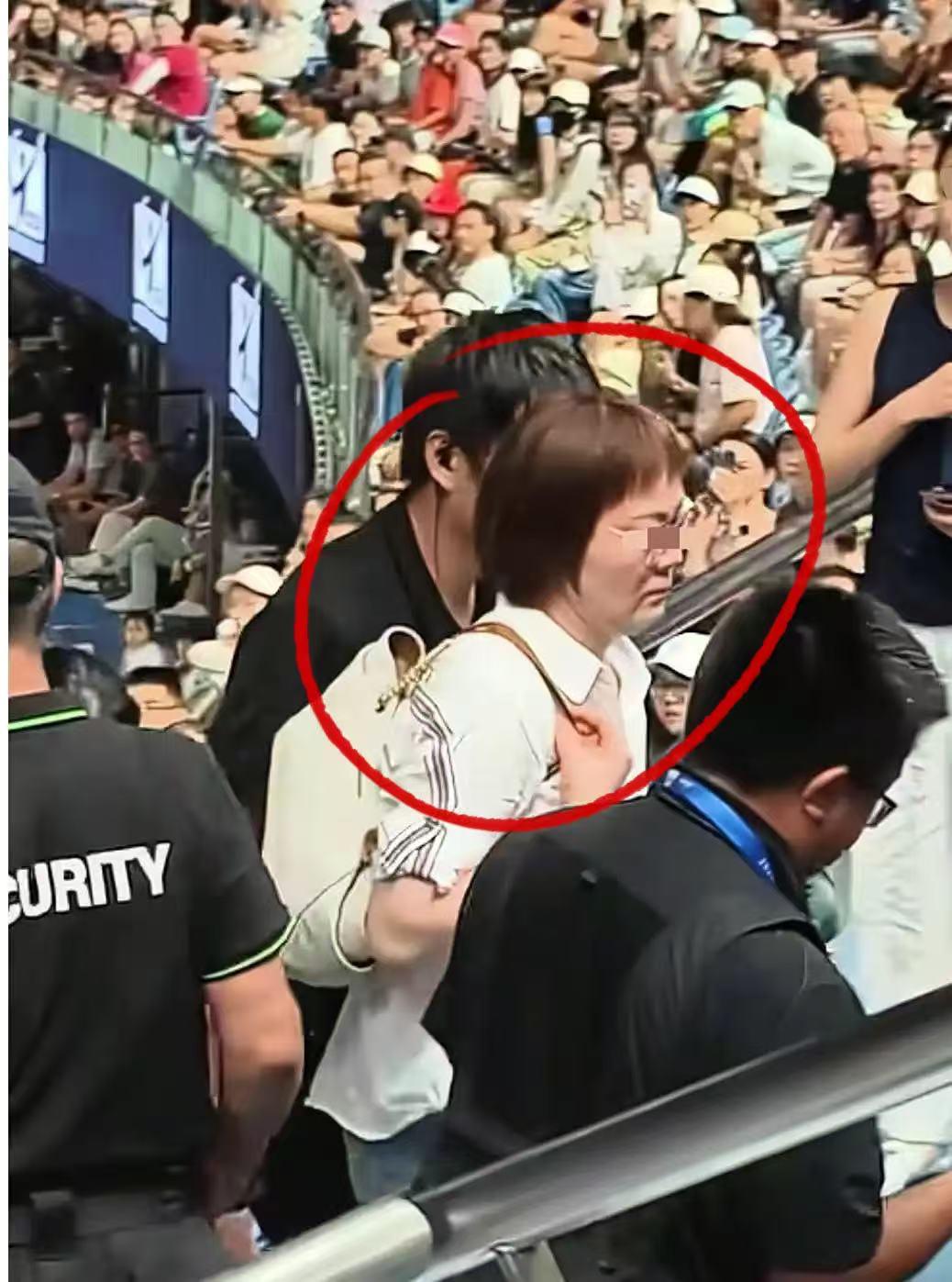 上海网球大师赛又有一名女士被驱逐出球场。这位女士在场边大“喊东亚病夫”，导致比赛