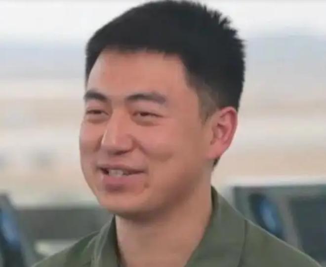 原来战机飞行员这么累。歼16飞行员王文毅说过，一天在天上飞的时间，超过8个小时。