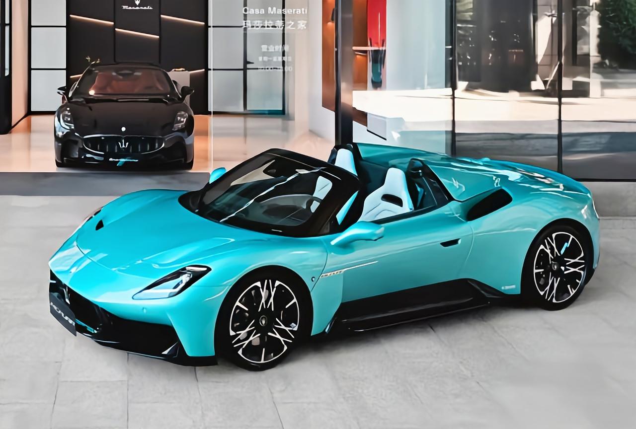 玛莎拉蒂MCPura（敞篷版）国内实车亮相，中置布局 零百2.9秒
 
外观，前