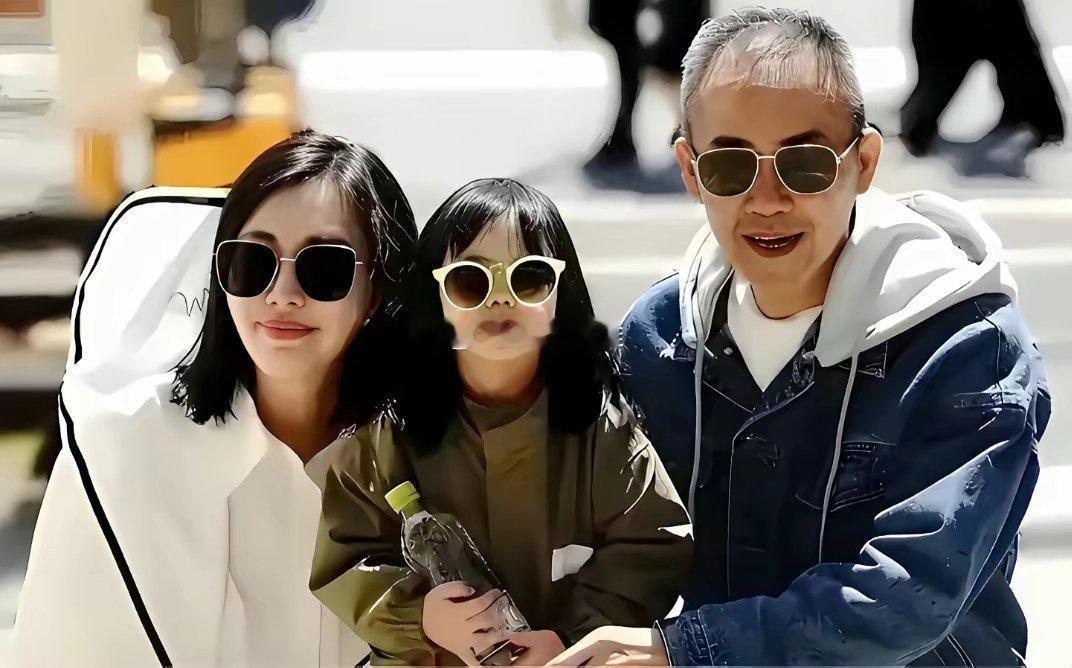 王石与两任妻子以及两个女儿在一起时的留影 ​​​