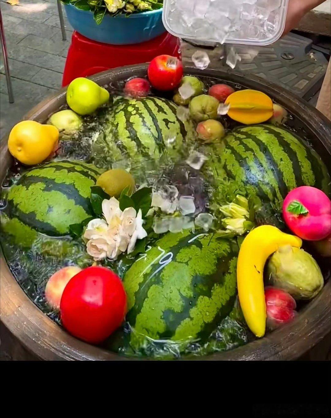 消夏美食 冰镇西瓜挖着吃，酸辣凉粉拌着香，再来碗冰粉溜溜缝～ 夏天的快乐全在这些