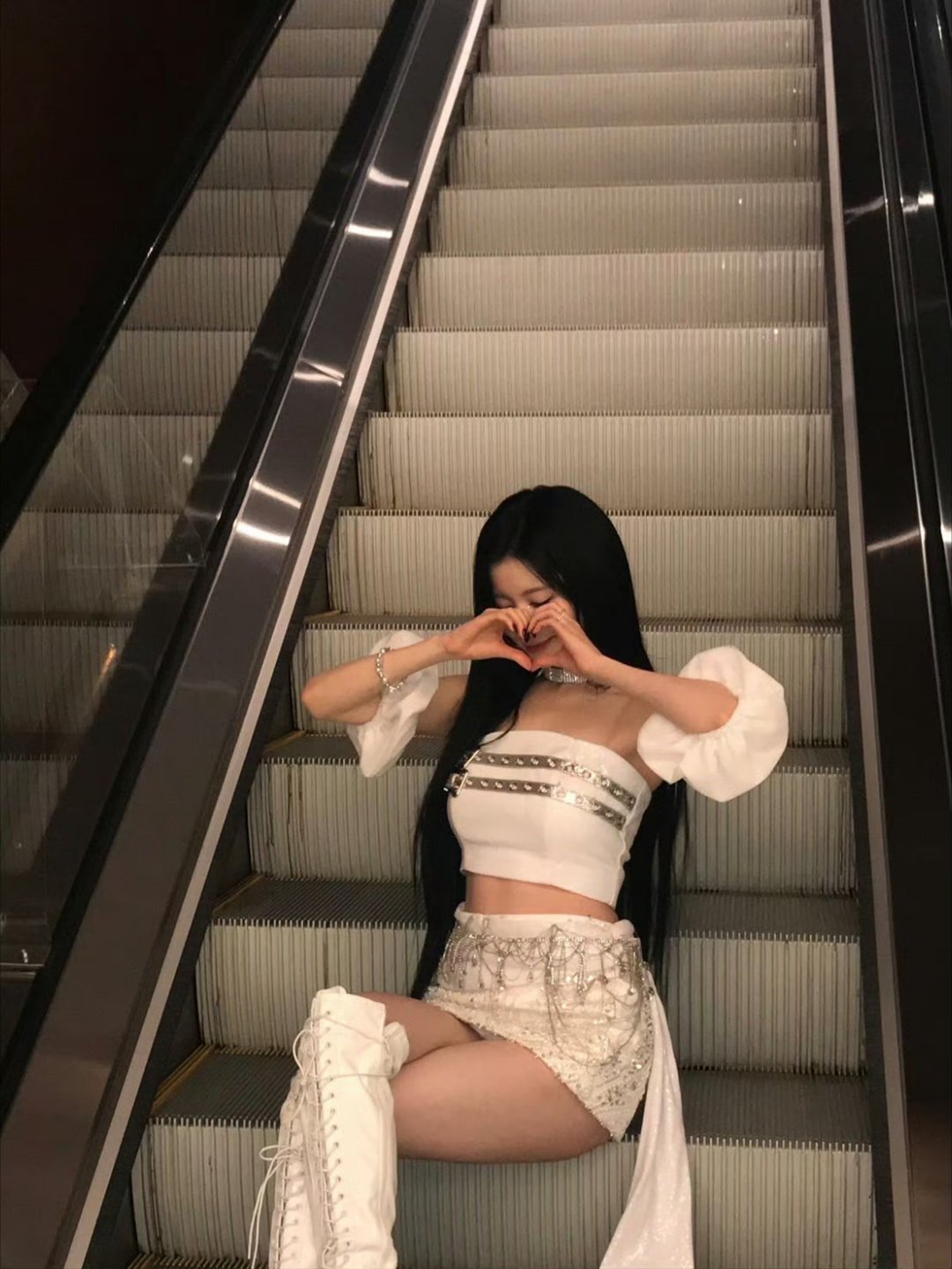 看似秀头发实则凹了八百个动作（妹子你一直漏那个安全裤秀腚干什么） 
