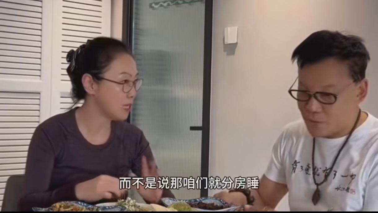 李国庆为了怕跟新媳妇张丹红分房睡，坚决听从媳妇的意见，每周夫妻俩开一次生活会，展