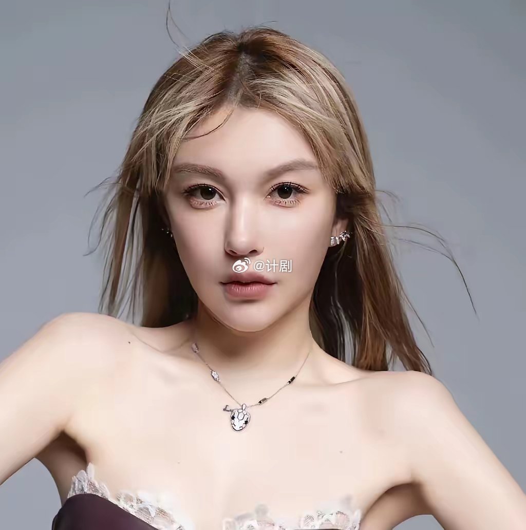 3月2日，李雨桐突然在社交平台发文喊话薛之谦，自称因多年纠葛患上抑郁症，体重最低