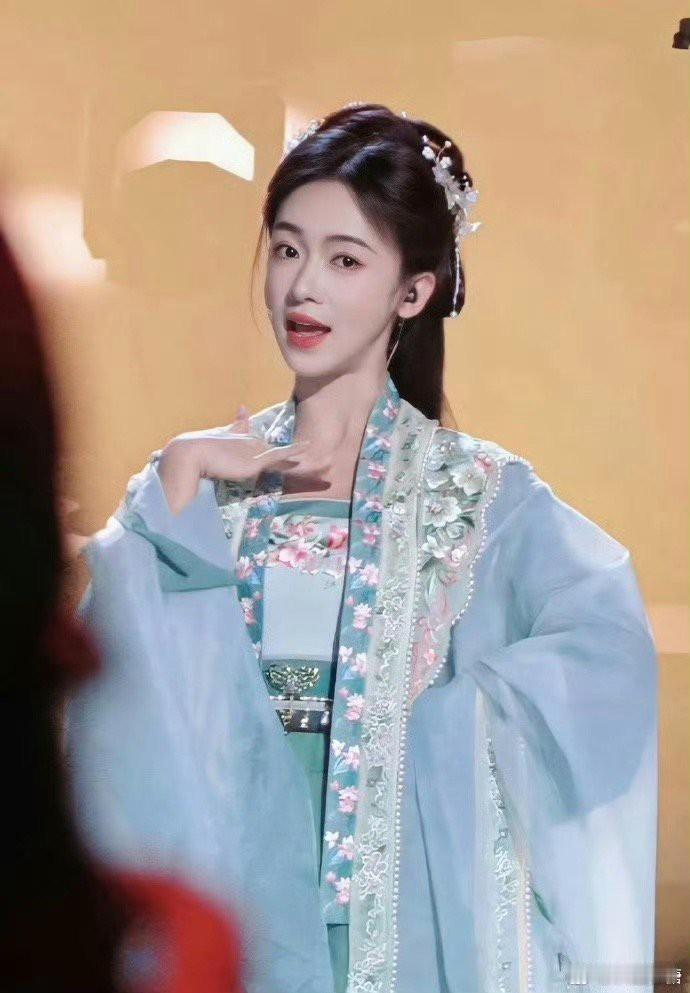 吴谨言真是天选古装人，这套天蓝色古装好漂亮，好灵动😍 