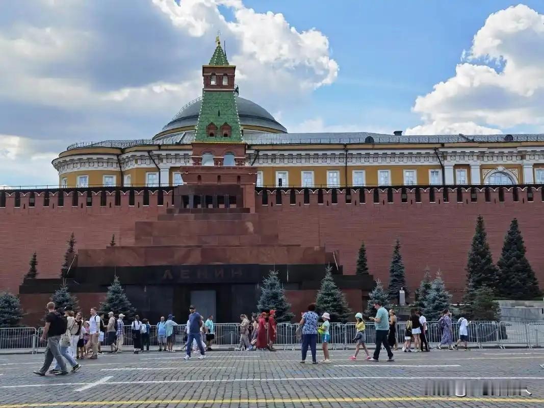 红场军乐刚收住，克里姆林宫的酒杯已经举起，今年五月九日的莫斯科，与以往有些不同，