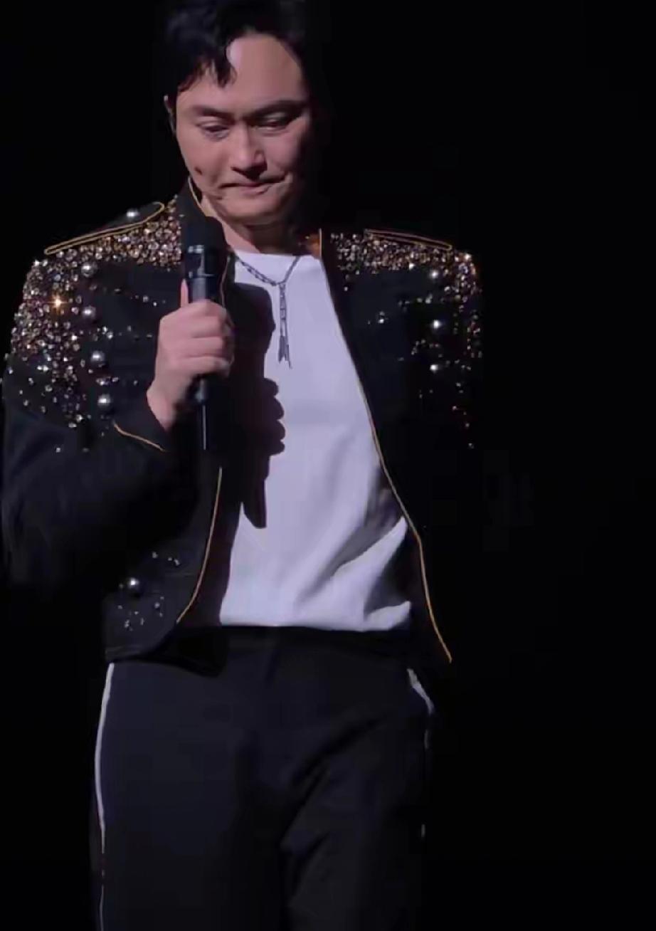张智霖佛山演唱会失控落泪！数十年麻将好友离世，一句三缺一戳哭全场
 
     