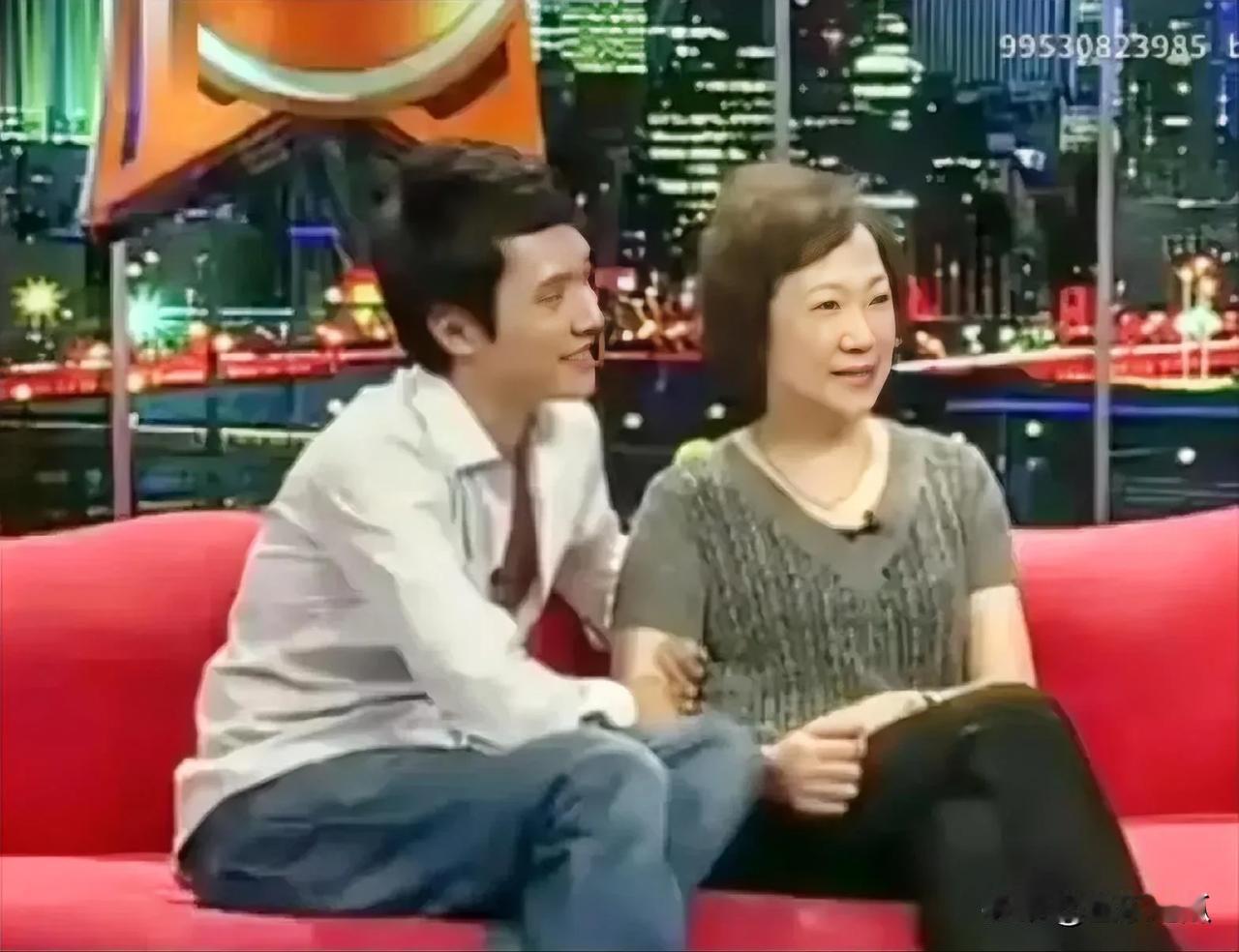 冯绍峰与妈妈一同参加节目时，手扶着妈妈且依偎在妈妈身旁，看上去是个孝顺的儿子。然