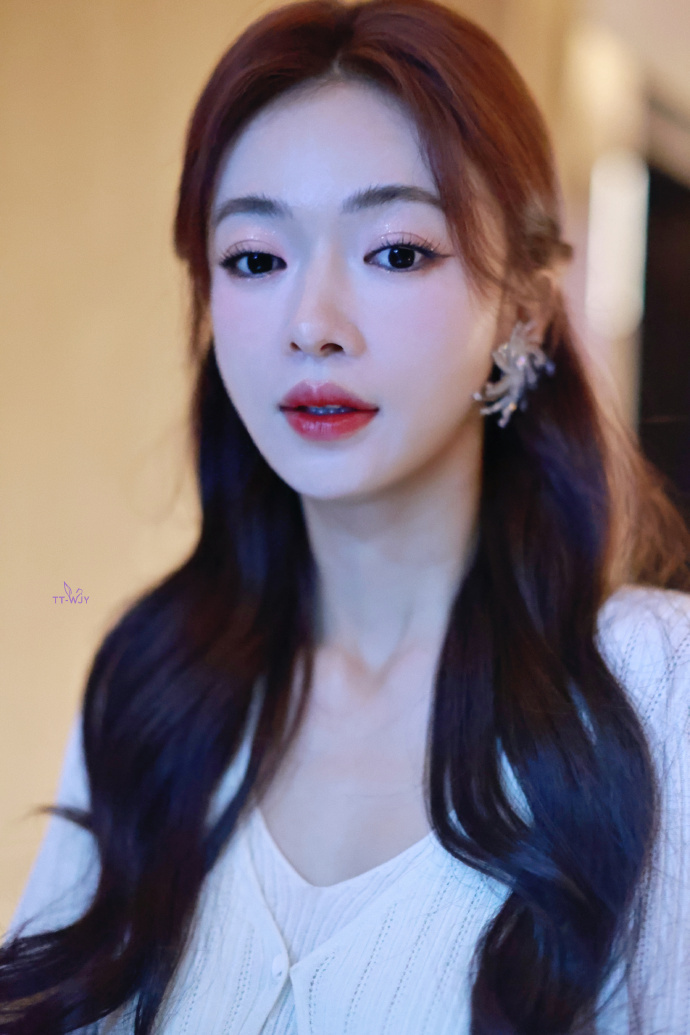 #吴谨言卷发公主头# 吴谨言卷发公主头适配度真的很高了，让人眼前一亮的感觉，显得
