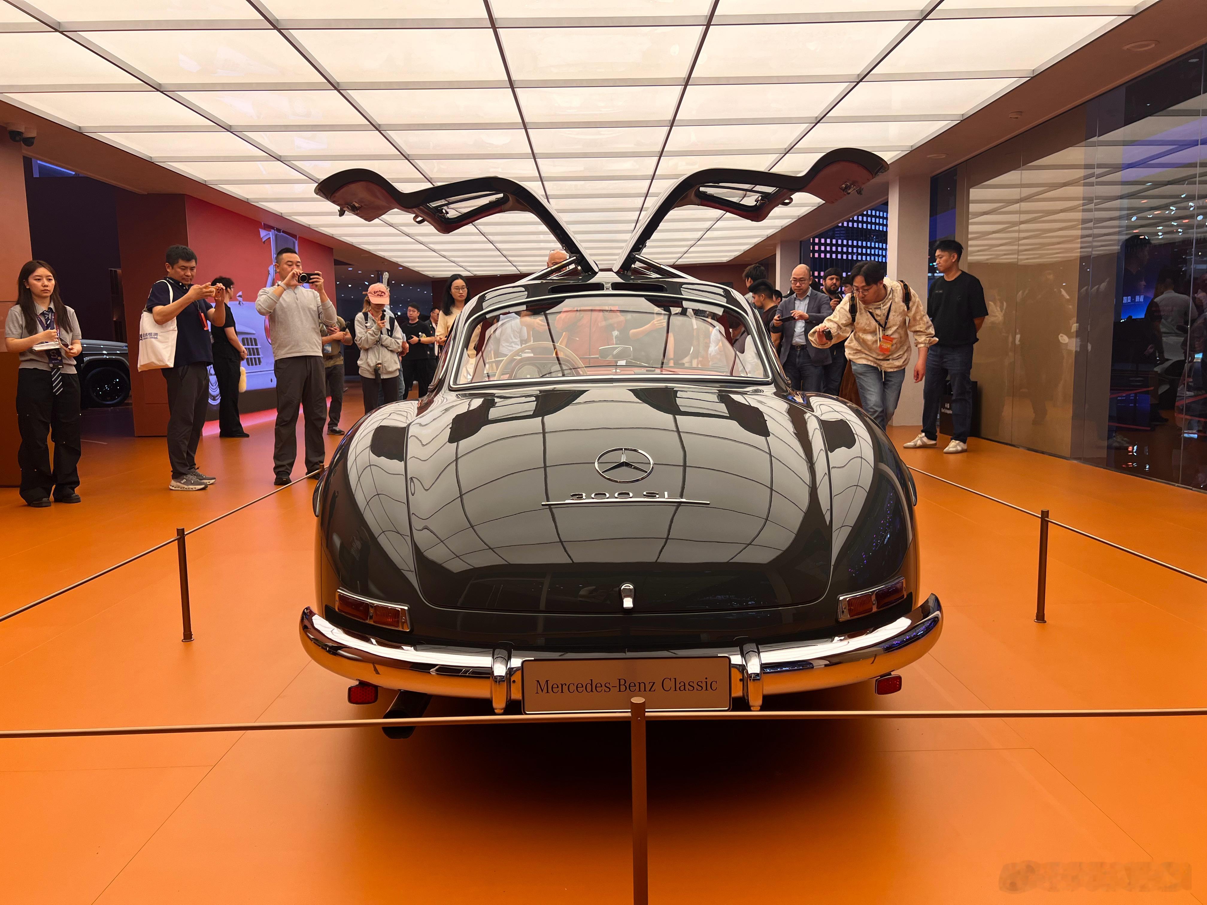 2026北京车展 奔驰展台上的 老车们 明显更诱人一些