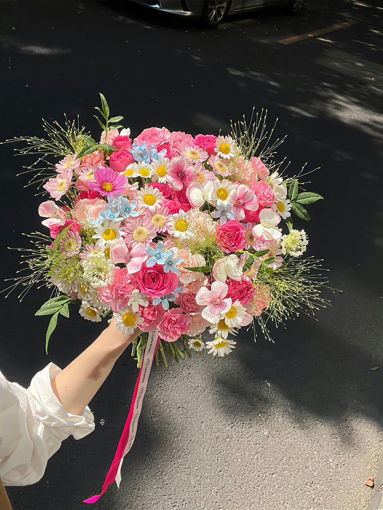 向热爱奔赴，便是自我滋养
 
人这一生，总在奔波里追问“如何滋养自己”，有人寄望