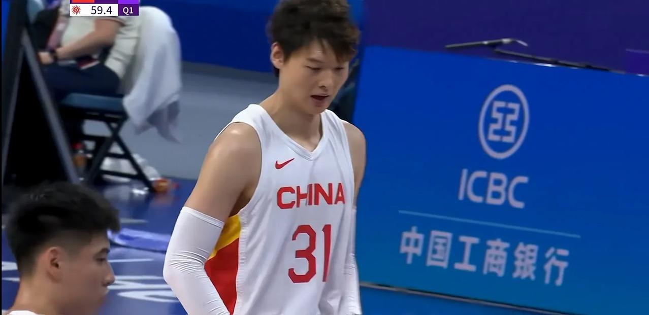 王哲林两罚全丢，解说员：这可能和他最近压力太大有关！

王哲林在对阵中国香港男篮