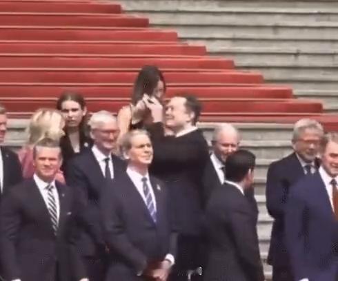 话说，马斯克从来没去过人民大会堂吗？马斯克的手机是苹果手机吗？a股马斯克