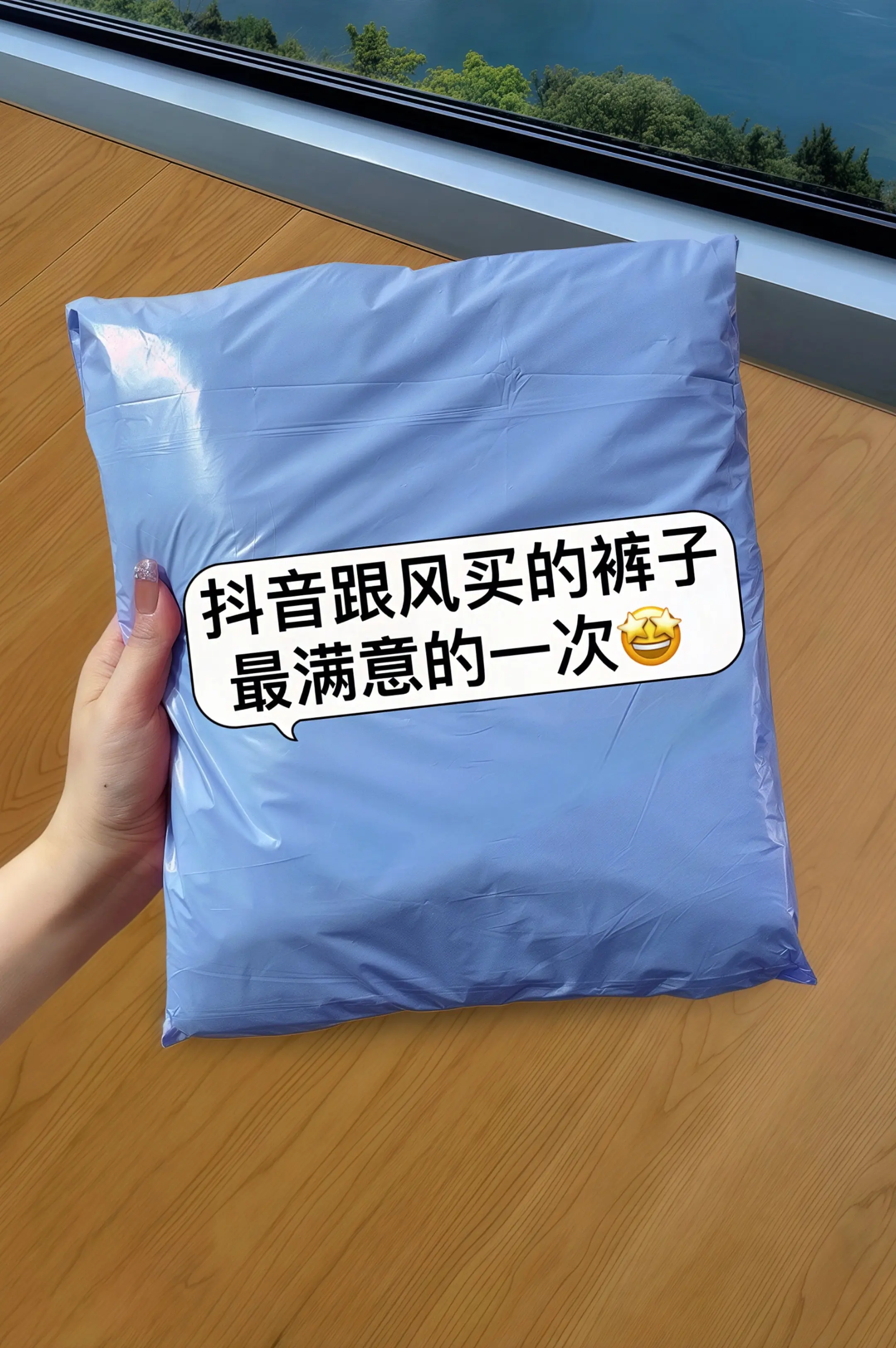 夏日氛围感拉满！这款浅蓝色高腰阔腿牛仔裤，以轻盈水洗蓝调勾勒清新气质...