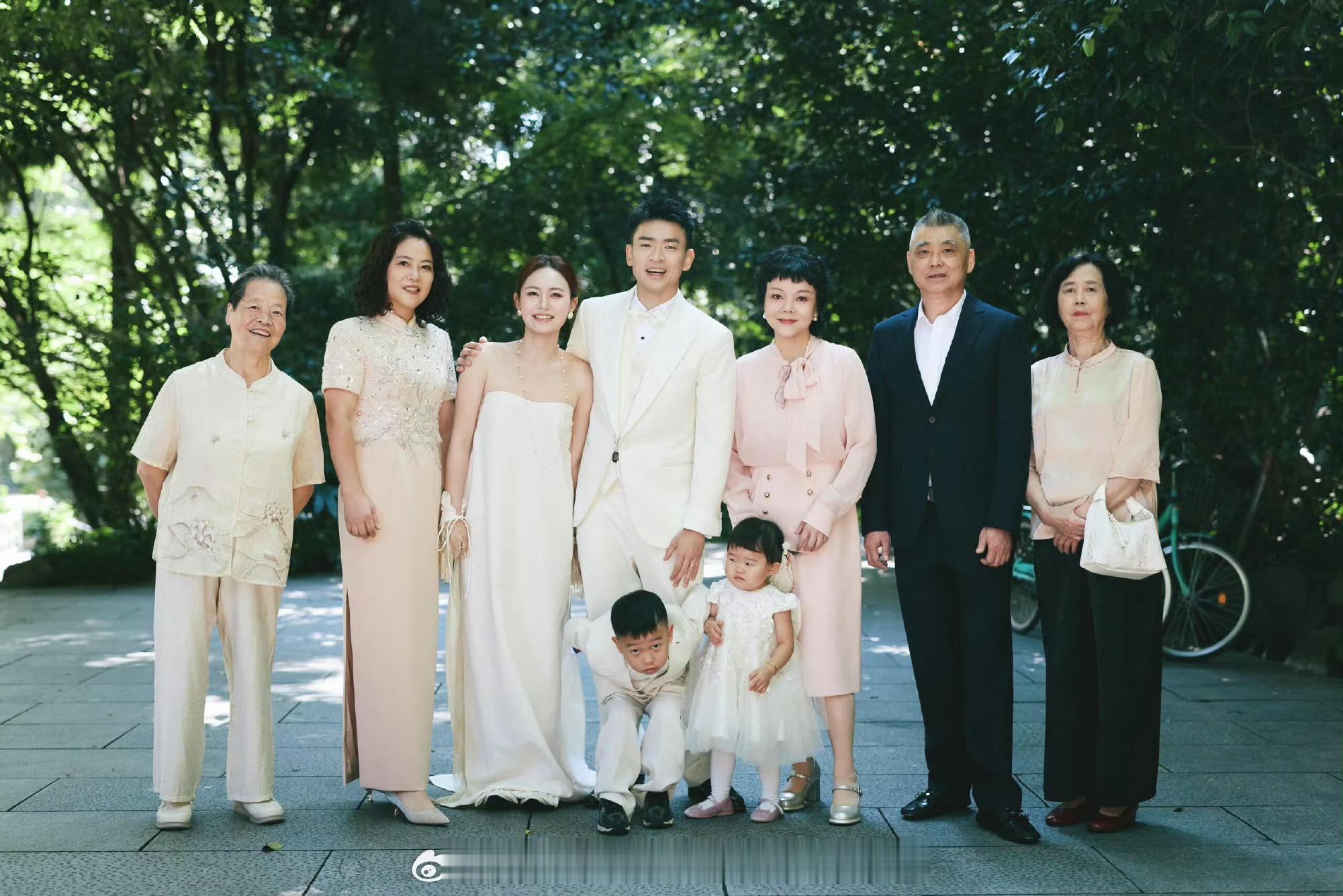 郑思维[超话] 四世同堂，幸福一家人❤郑思维 ，人生赢家🏆 ​​​