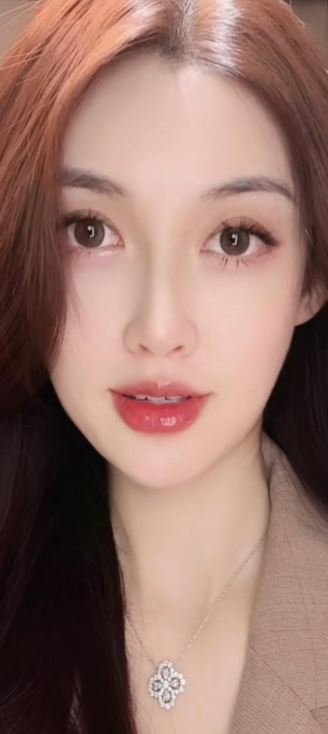 这姑娘化妆真精致，好看！