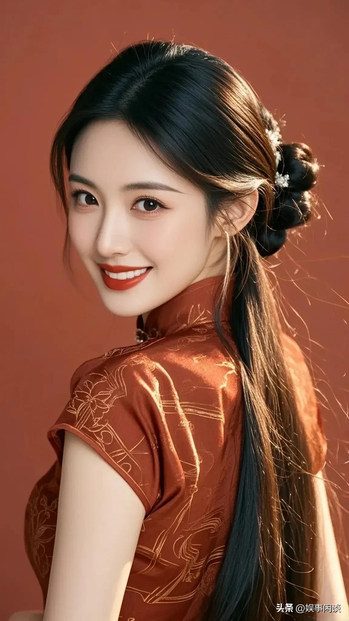 这位美女穿着旗袍，微笑着看向镜头。