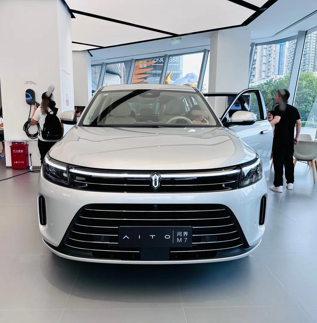 华为店里上新车的速度真快啊，9月12日才开了发布会的问界新M7，现在已经到店。适