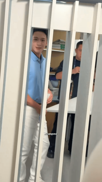 张晚意被人追着叫老公 今天活动他状态确实好，整个人清爽又精神。就是粉丝一喊老公他