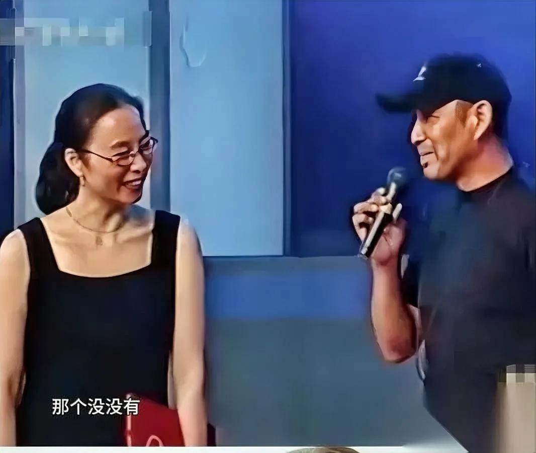 2001华表奖那天

陈道明拿话筒的手

僵了十几秒——

倪萍笑着抛过来的问题