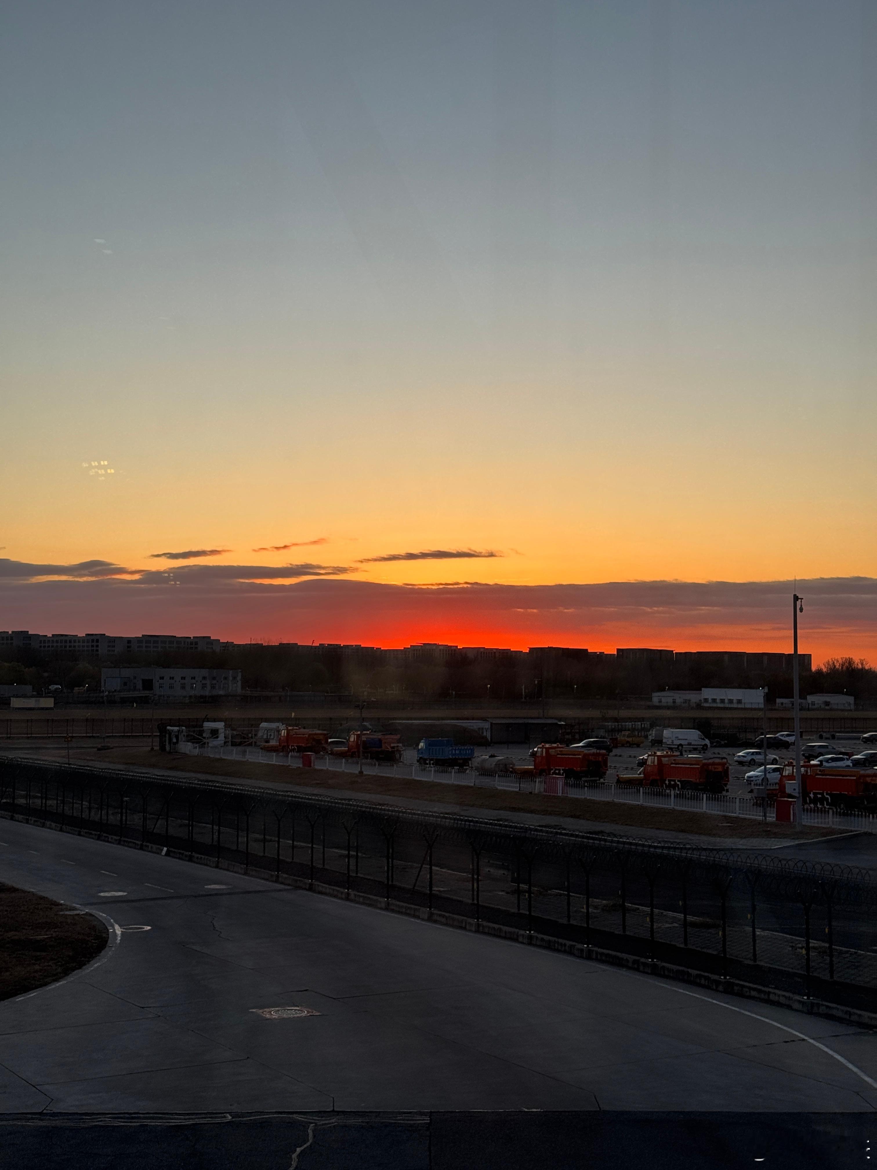 早上好朋友们～年度早班机之子又飞了 